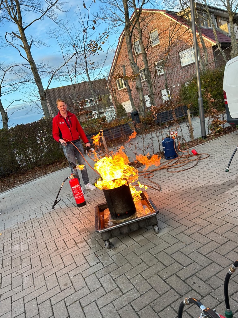 BNM-Trainer bei der praktischen Löschübung BNM-Trainer bei der praktischen Löschübung am Feuer
