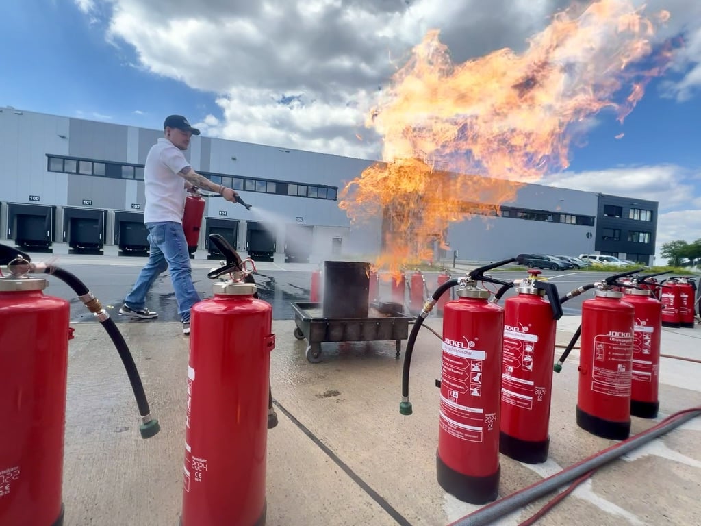 Löschübung im Unternehmen Teilnehmer bei der praktischen Löschübung während der Brandschutzhelfer Inhouse-Schulung im Unternehmen
