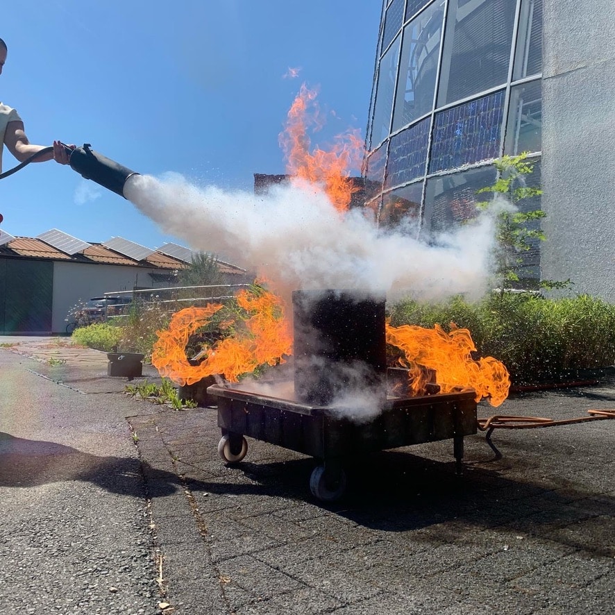 Löschübung mit CO2-Feuerlöscher Praktische Löschübung mit CO2-Feuerlöscher bei der Brandschutzhelfer Ausbildung
