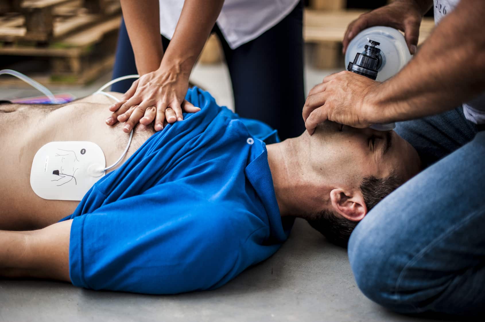 Team bei Reanimation mit AED Team führt Reanimation mit Herzdruckmassage und AED durch